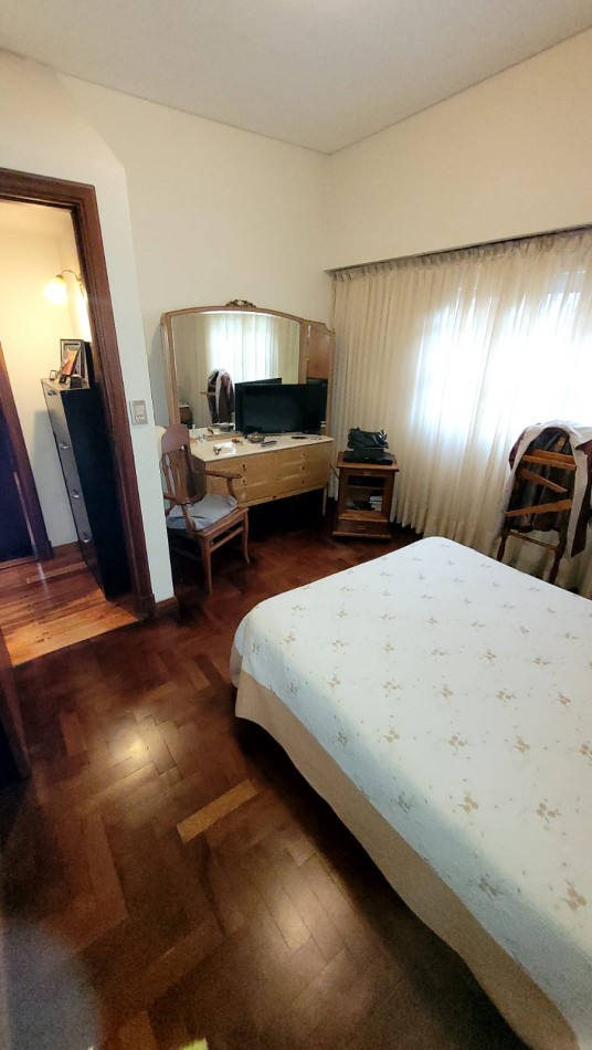  Casa de 5 Amb. con Quincho, Parque y Depto Independiente Sobre Av Paso