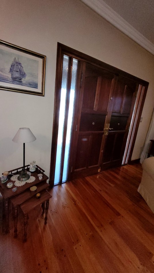  Casa de 5 Amb. con Quincho, Parque y Depto Independiente Sobre Av Paso