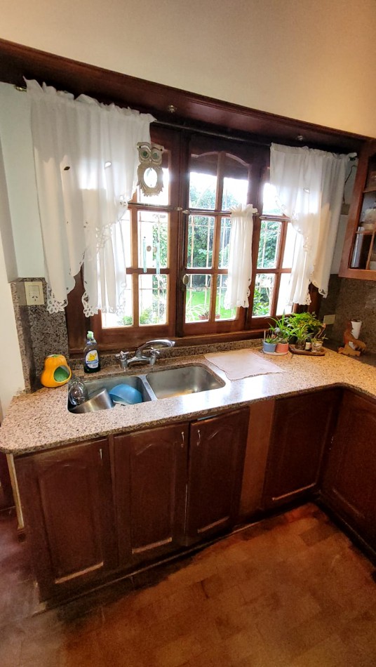  Casa de 5 Amb. con Quincho, Parque y Depto Independiente Sobre Av Paso