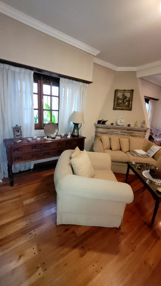  Casa de 5 Amb. con Quincho, Parque y Depto Independiente Sobre Av Paso