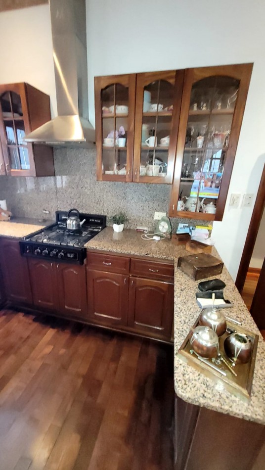  Casa de 5 Amb. con Quincho, Parque y Depto Independiente Sobre Av Paso