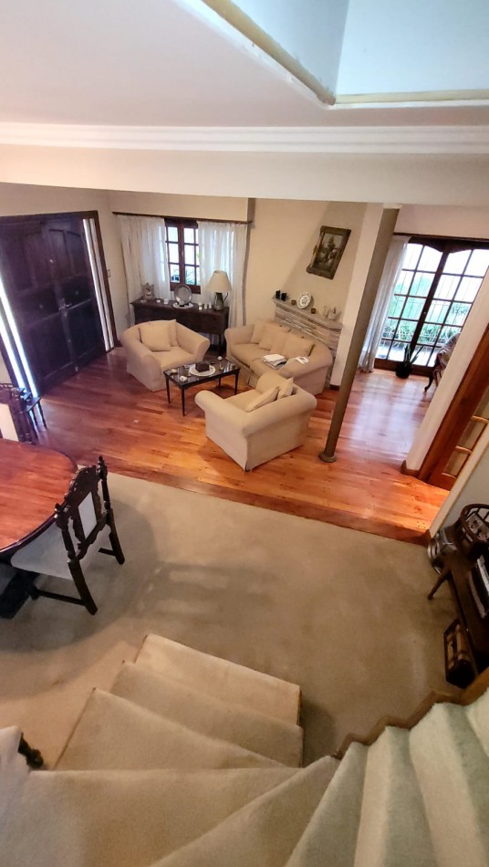  Casa de 5 Amb. con Quincho, Parque y Depto Independiente Sobre Av Paso