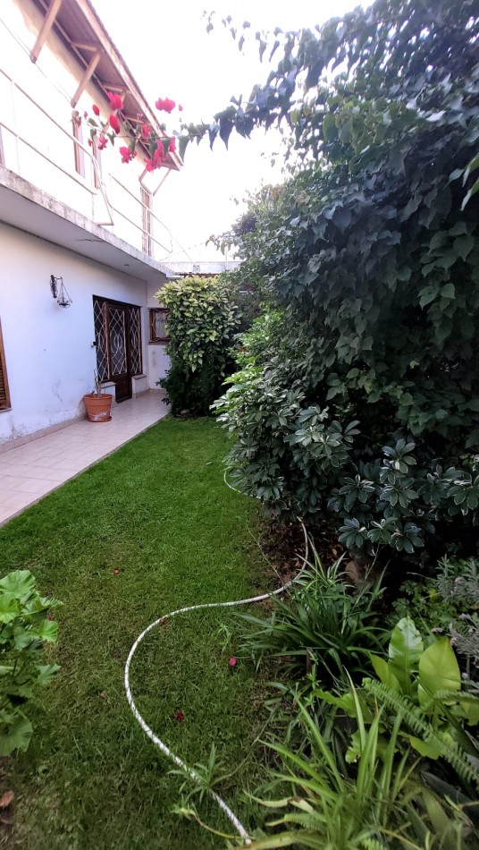  Casa de 5 Amb. con Quincho, Parque y Depto Independiente Sobre Av Paso