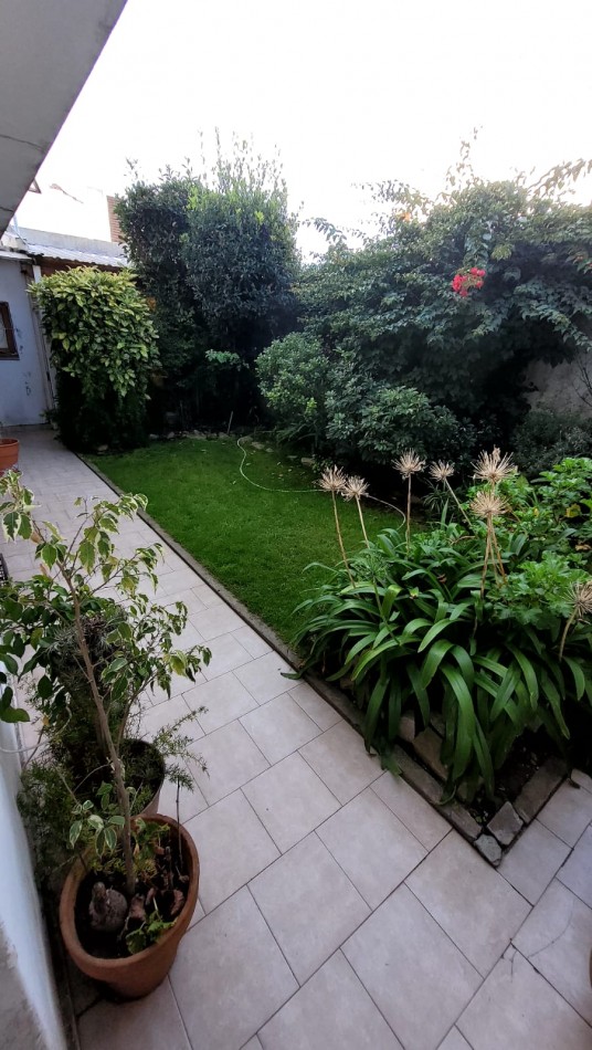  Casa de 5 Amb. con Quincho, Parque y Depto Independiente Sobre Av Paso