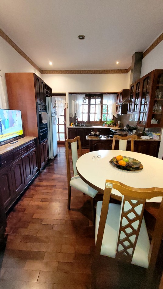  Casa de 5 Amb. con Quincho, Parque y Depto Independiente Sobre Av Paso