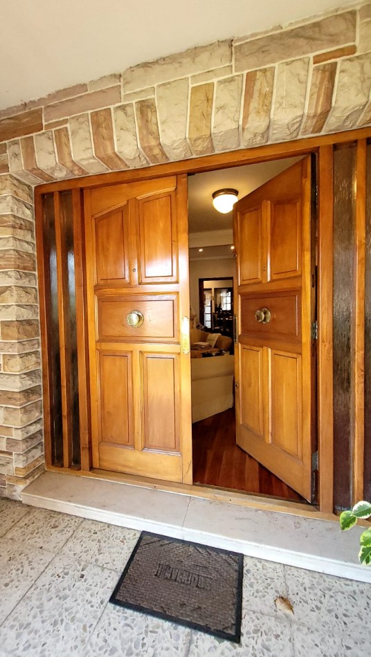  Casa de 5 Amb. con Quincho, Parque y Depto Independiente Sobre Av Paso