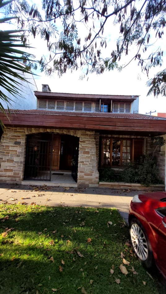  Casa de 5 Amb. con Quincho, Parque y Depto Independiente Sobre Av Paso