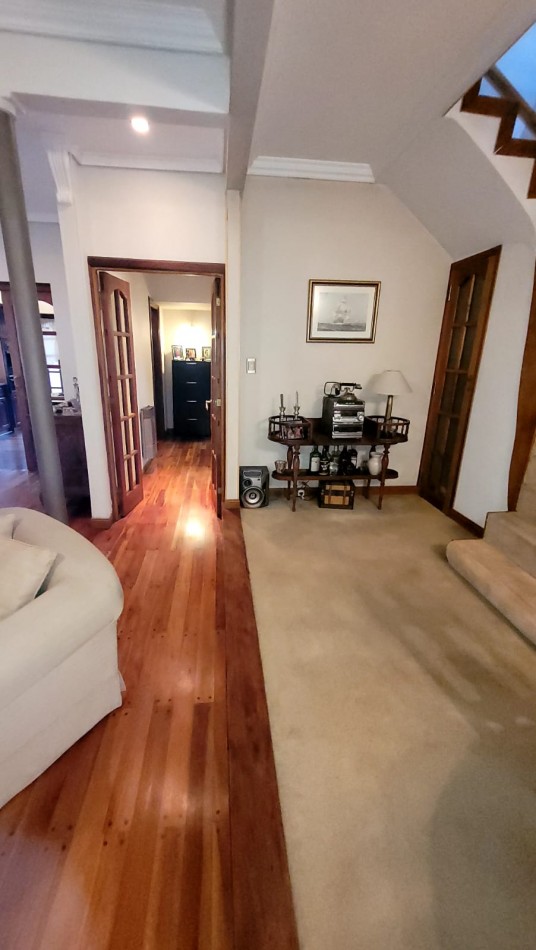  Casa de 5 Amb. con Quincho, Parque y Depto Independiente Sobre Av Paso