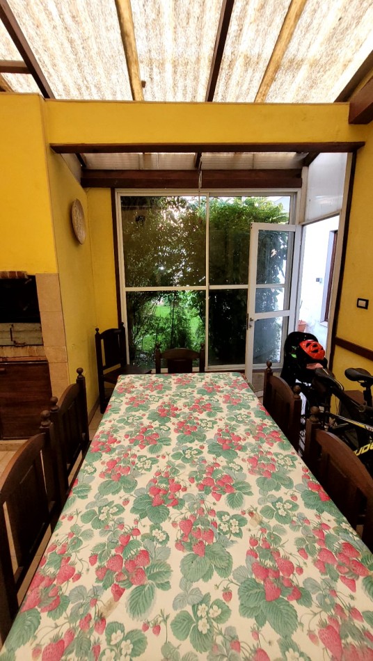  Casa de 5 Amb. con Quincho, Parque y Depto Independiente Sobre Av Paso