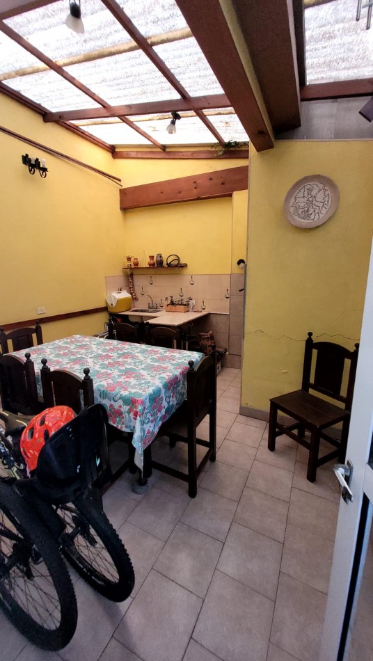  Casa de 5 Amb. con Quincho, Parque y Depto Independiente Sobre Av Paso