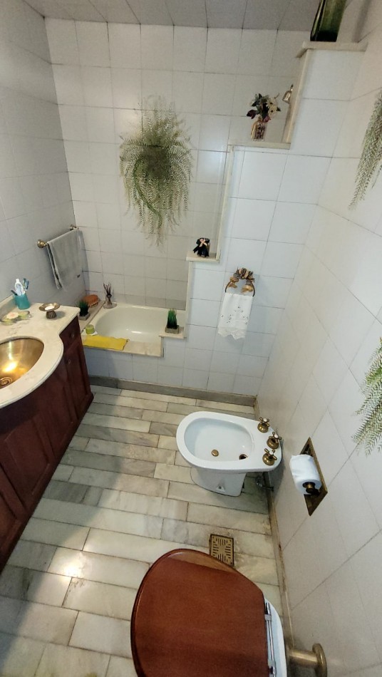  Casa de 5 Amb. con Quincho, Parque y Depto Independiente Sobre Av Paso