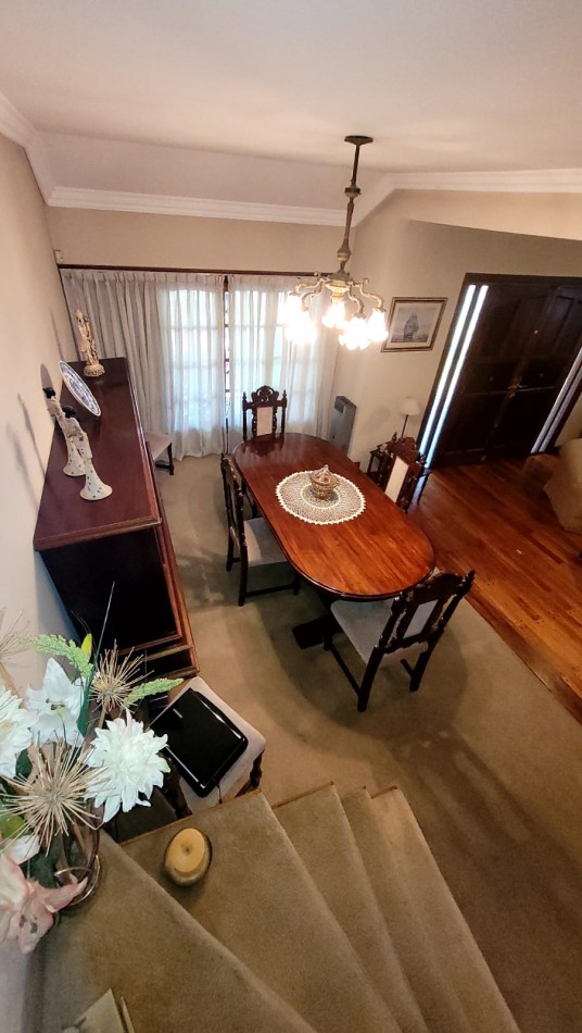  Casa de 5 Amb. con Quincho, Parque y Depto Independiente Sobre Av Paso