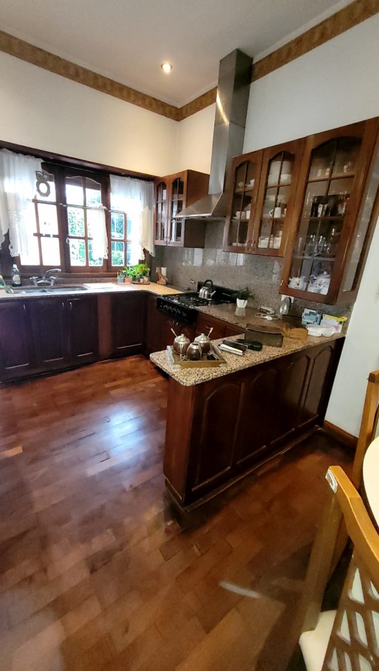  Casa de 5 Amb. con Quincho, Parque y Depto Independiente Sobre Av Paso