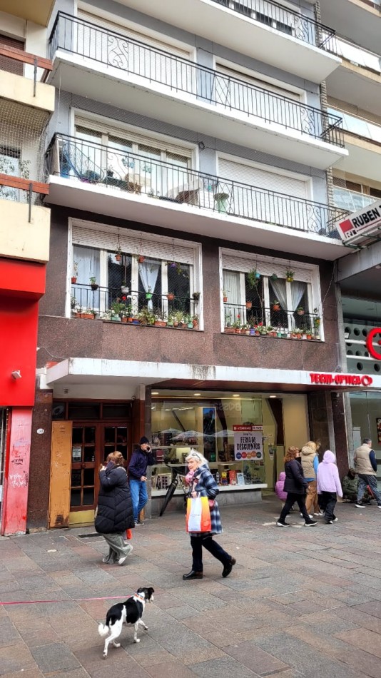 Departamento 3 ambientes Pleno Centro Patonal San martin con Balcon al frente