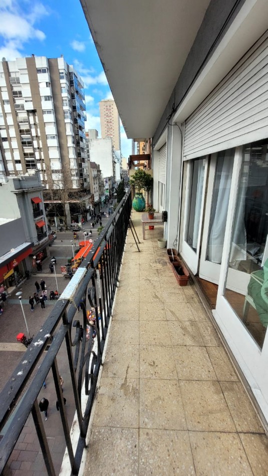 Departamento 3 ambientes Pleno Centro Patonal San martin con Balcon al frente