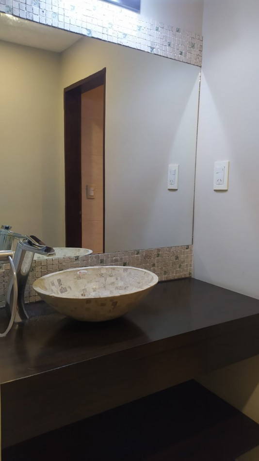 Hermosa Casita En Acantilados