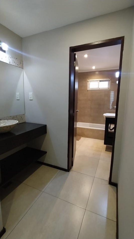 Hermosa Casita En Acantilados