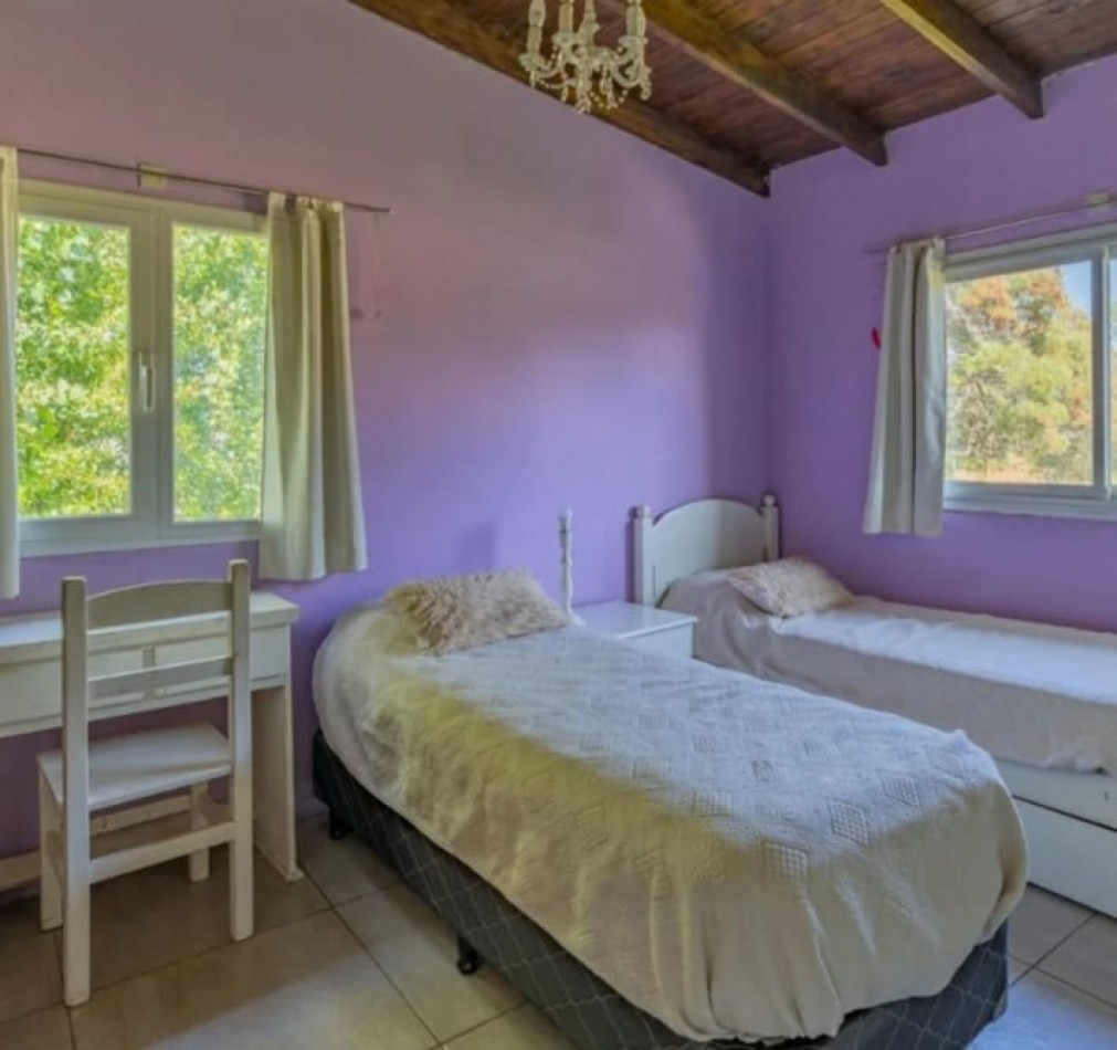 Venta Casa en dos plantas en Los Acantilados con pileta, parrilla y cochera
