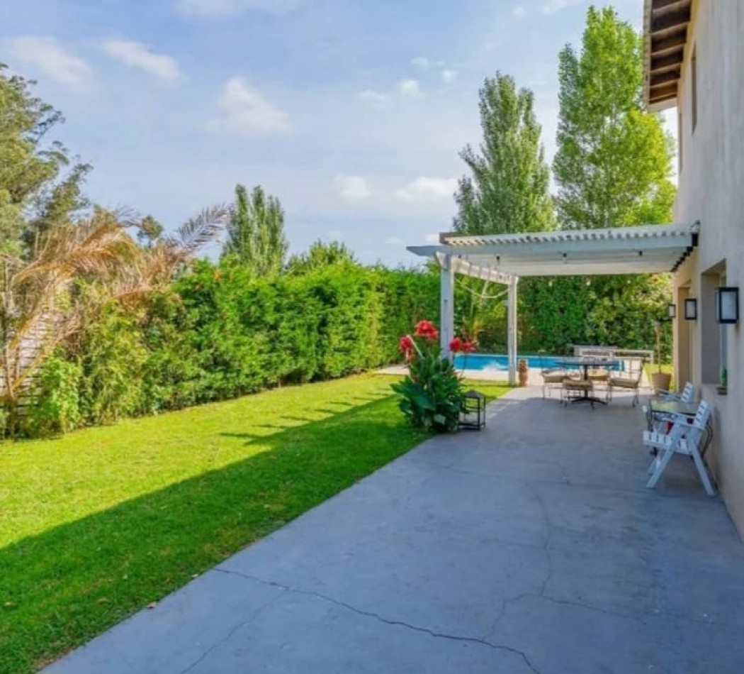 Venta Casa en dos plantas en Los Acantilados con pileta, parrilla y cochera