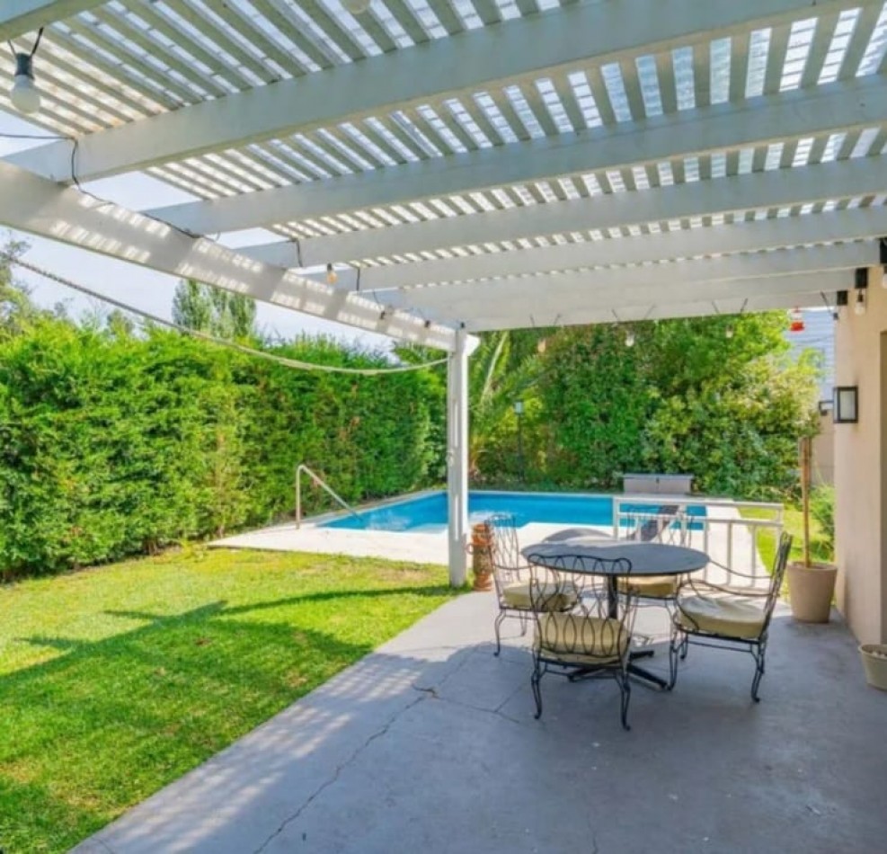Venta Casa en dos plantas en Los Acantilados con pileta, parrilla y cochera