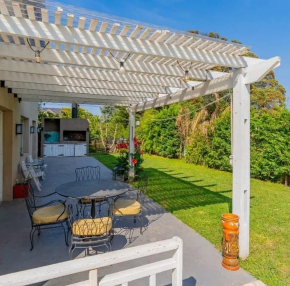 Venta Casa en dos plantas en Los Acantilados con pileta, parrilla y cochera