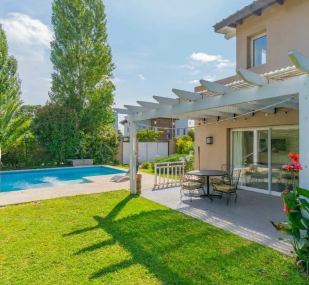 Venta Casa en dos plantas en Los Acantilados con pileta, parrilla y cochera