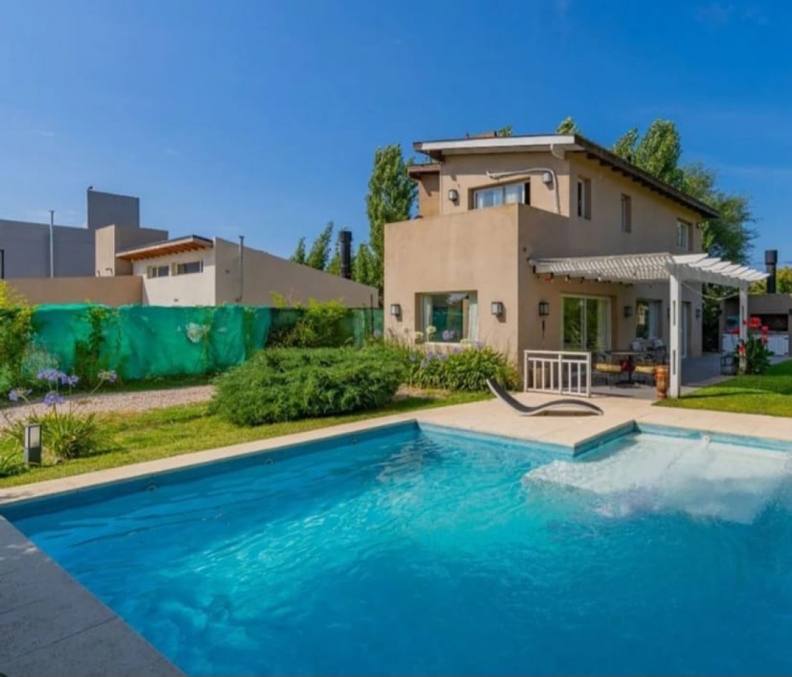 Venta Casa en dos plantas en Los Acantilados con pileta, parrilla y cochera
