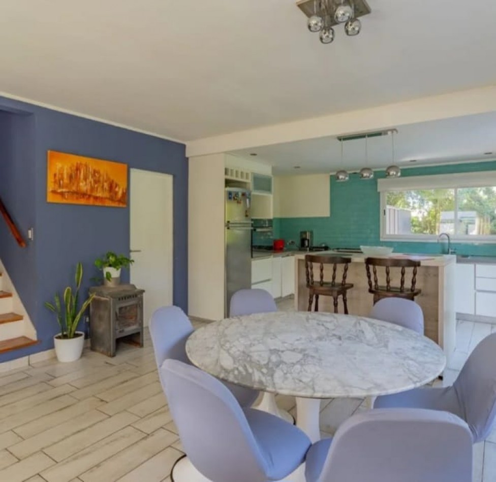 Venta Casa en dos plantas en Los Acantilados con pileta, parrilla y cochera