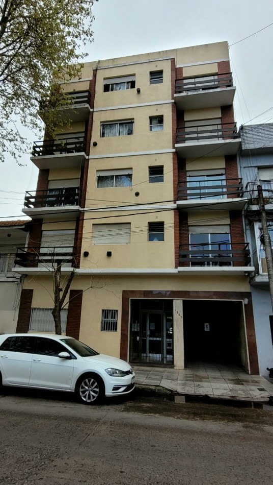 DEPARTAMENTO 2 AMBIENTES AL FRENTE CON BALCON - ALQUILER 24 MESES