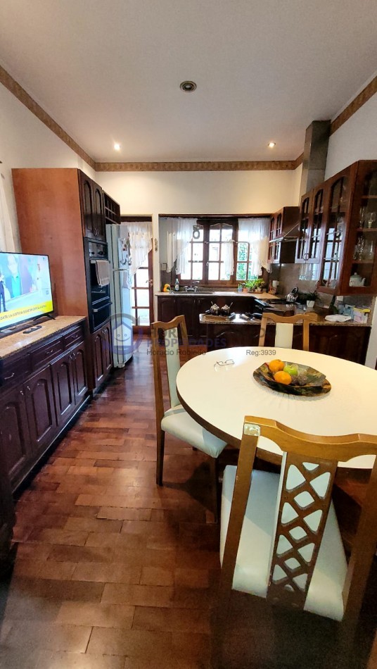  Casa de 5 Amb. con Quincho, Parque y Depto Independiente Sobre Av Paso