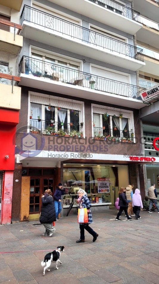 Departamento 3 ambientes Pleno Centro Patonal San martin con Balcon al frente