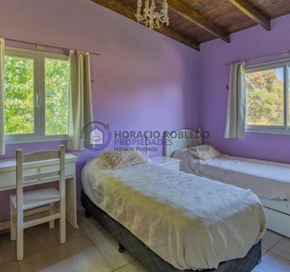 Venta Casa en dos plantas en Los Acantilados con pileta, parrilla y cochera