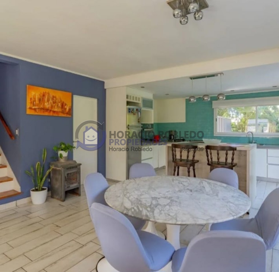 Venta Casa en dos plantas en Los Acantilados con pileta, parrilla y cochera