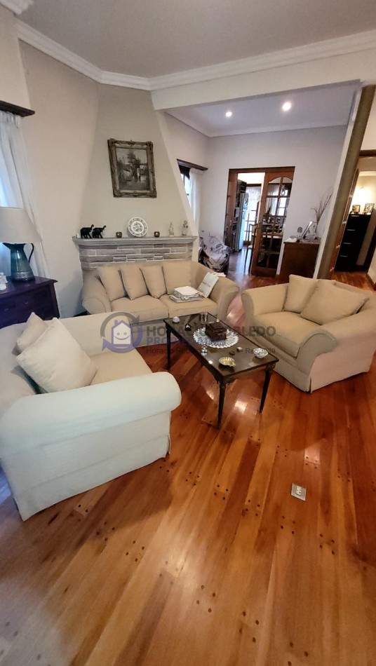  Casa de 5 Amb. con Quincho, Parque y Depto Independiente Sobre Av Paso