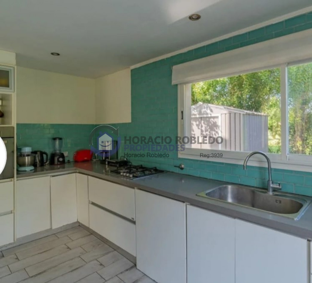 Venta Casa en dos plantas en Los Acantilados con pileta, parrilla y cochera