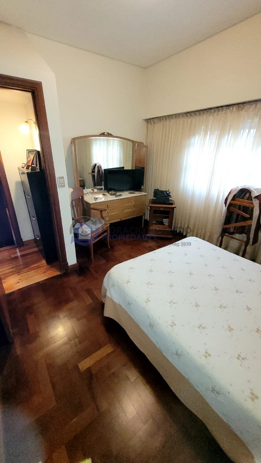  Casa de 5 Amb. con Quincho, Parque y Depto Independiente Sobre Av Paso