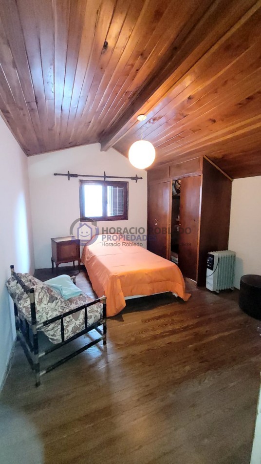  Casa de 5 Amb. con Quincho, Parque y Depto Independiente Sobre Av Paso