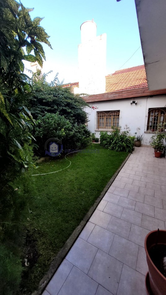  Casa de 5 Amb. con Quincho, Parque y Depto Independiente Sobre Av Paso
