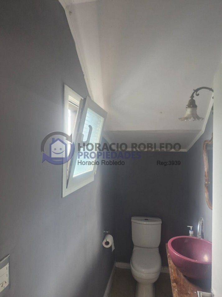 Venta Casa en dos plantas en Los Acantilados con pileta, parrilla y cochera