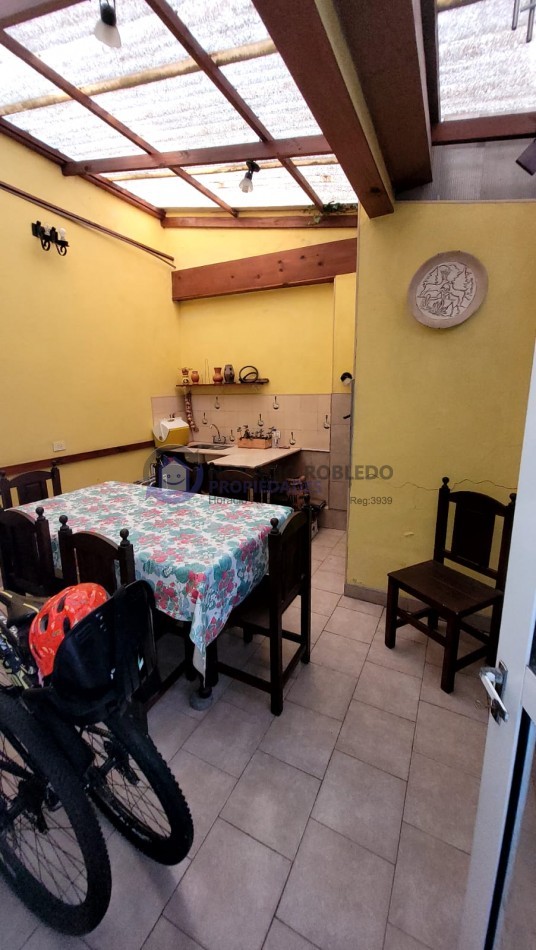  Casa de 5 Amb. con Quincho, Parque y Depto Independiente Sobre Av Paso