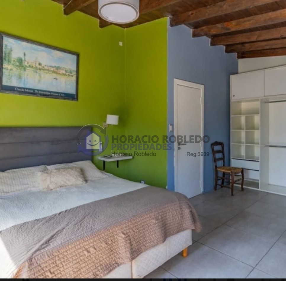 Venta Casa en dos plantas en Los Acantilados con pileta, parrilla y cochera
