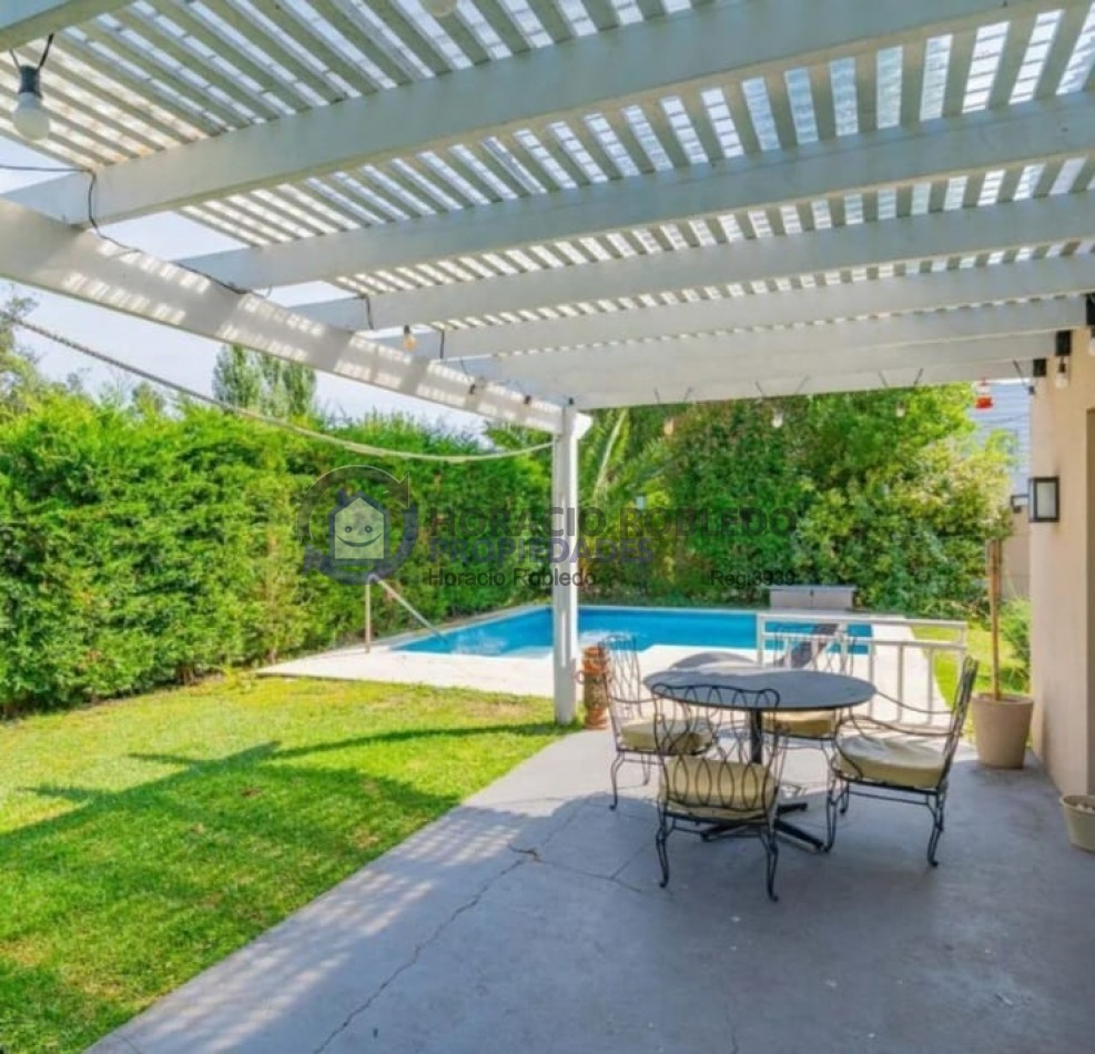 Venta Casa en dos plantas en Los Acantilados con pileta, parrilla y cochera