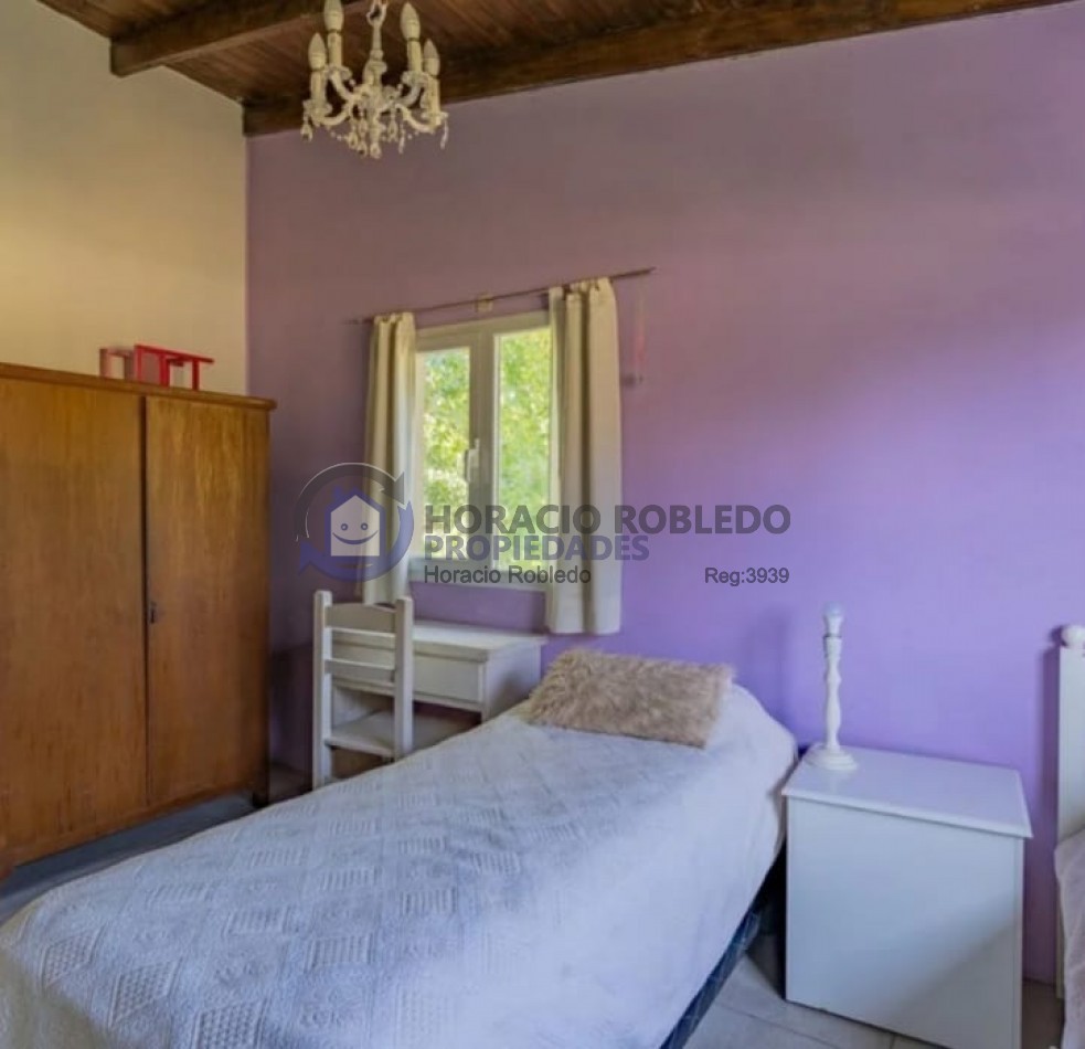 Venta Casa en dos plantas en Los Acantilados con pileta, parrilla y cochera