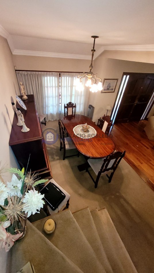  Casa de 5 Amb. con Quincho, Parque y Depto Independiente Sobre Av Paso