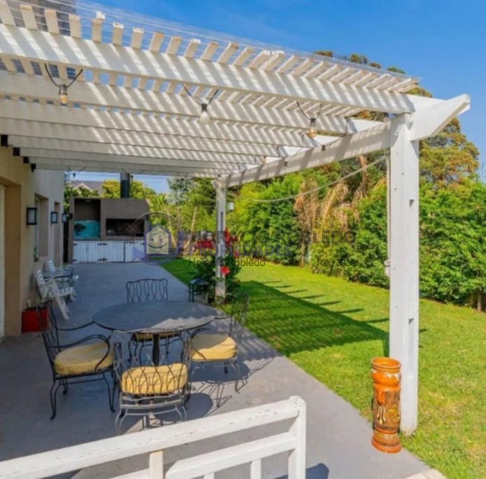 Venta Casa en dos plantas en Los Acantilados con pileta, parrilla y cochera