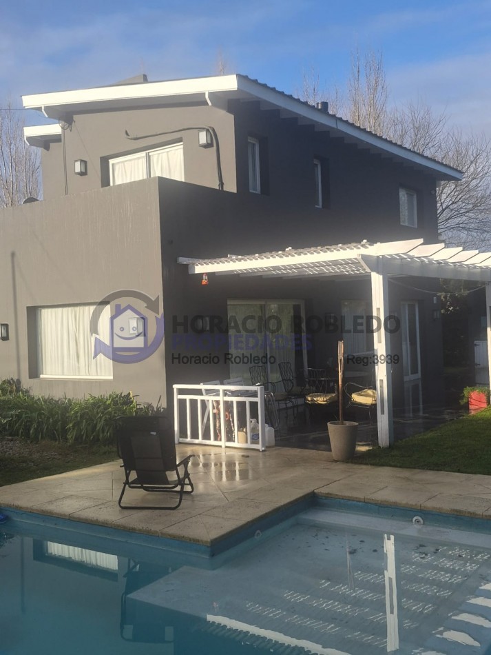 Venta Casa en dos plantas en Los Acantilados con pileta, parrilla y cochera