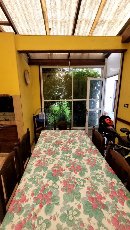  Casa de 5 Amb. con Quincho, Parque y Depto Independiente Sobre Av Paso
