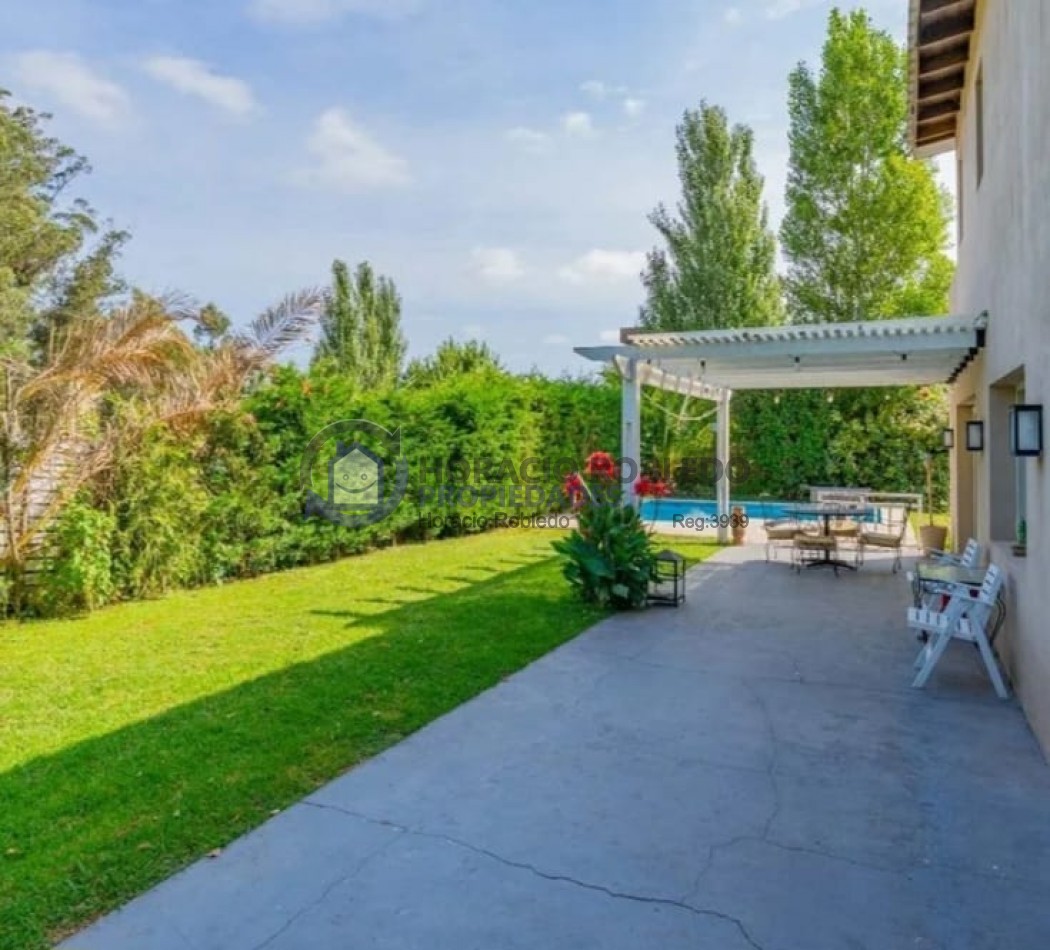 Venta Casa en dos plantas en Los Acantilados con pileta, parrilla y cochera