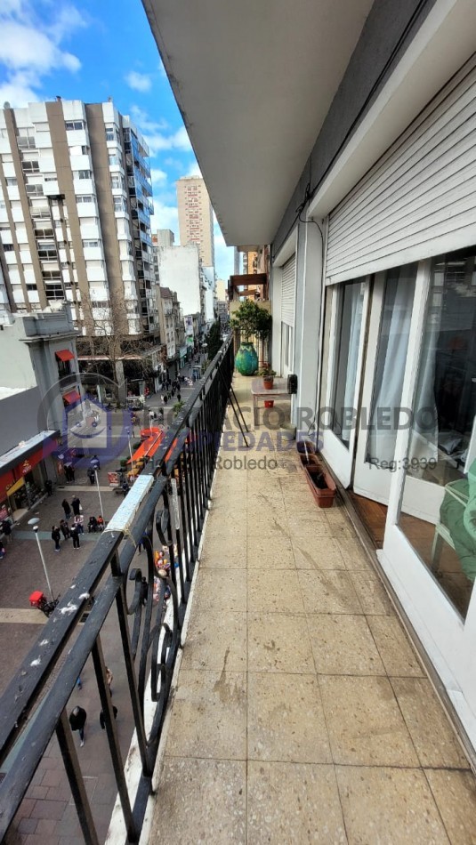 Departamento 3 ambientes Pleno Centro Patonal San martin con Balcon al frente