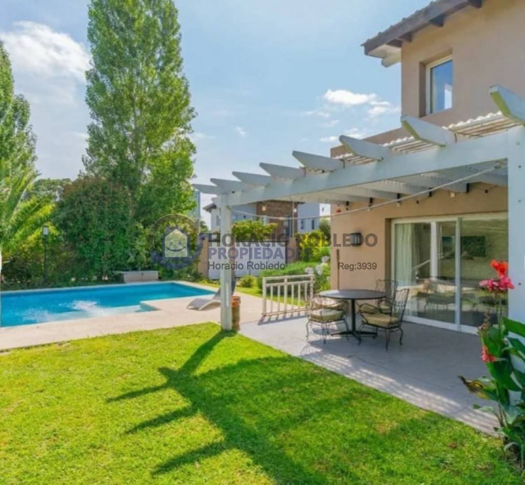 Venta Casa en dos plantas en Los Acantilados con pileta, parrilla y cochera